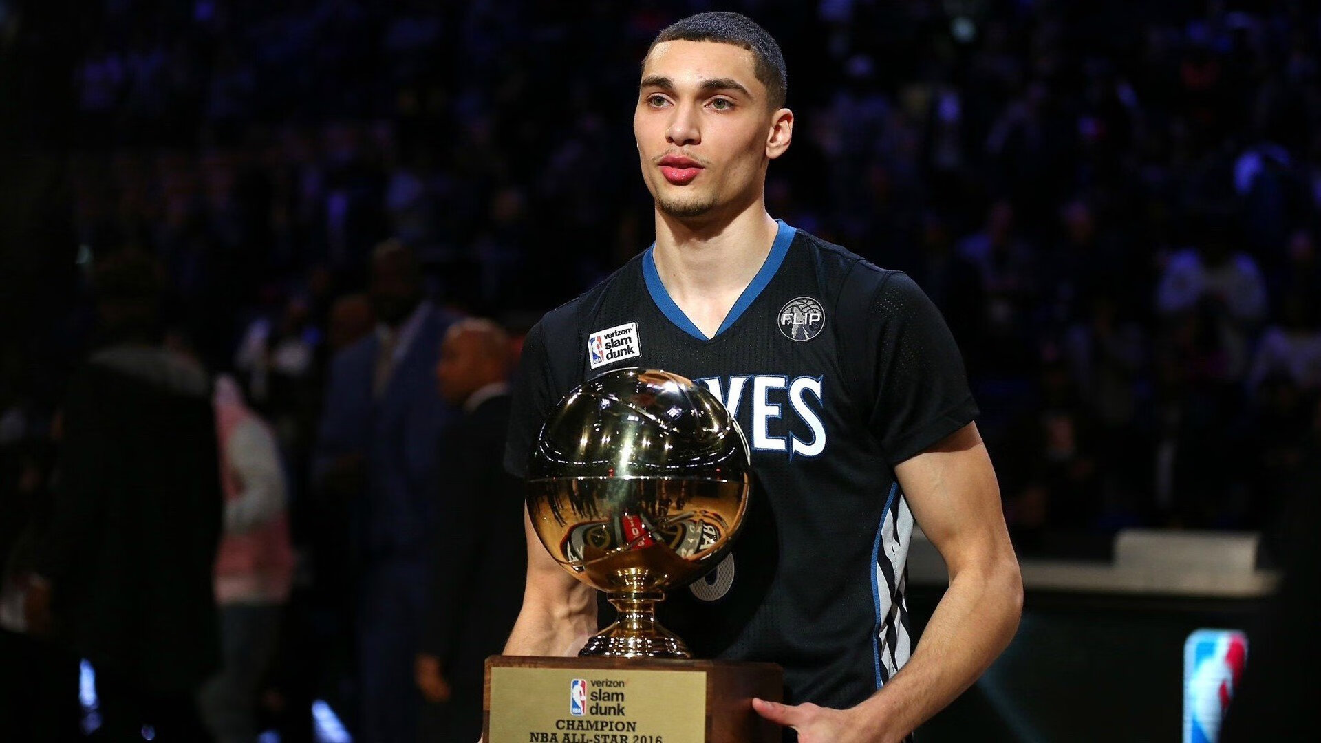 “高新体育中心羽毛球:快速反应与精准击球的完美展示”