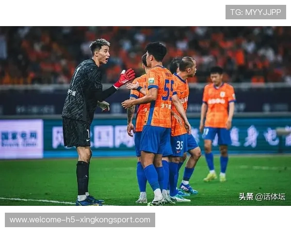 山东泰山祖马冲到前点争顶，角球进攻直接砸出威胁